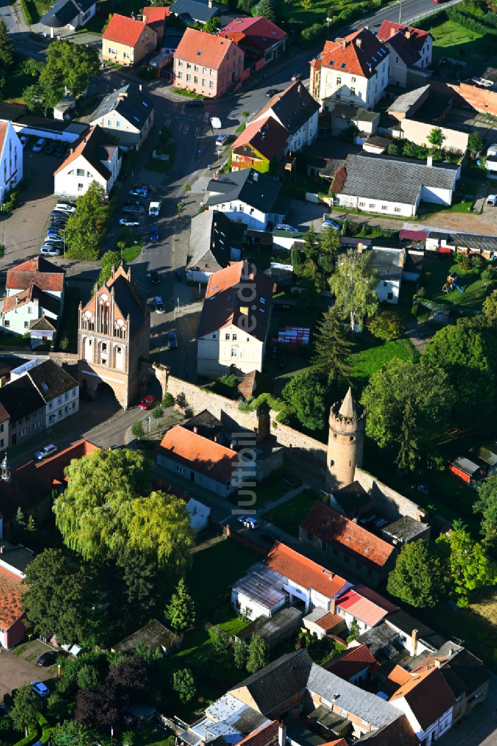 Gransee von oben - Turm- Bauwerk Rest der ehemaligen, historischen Stadtmauer in Gransee im Bundesland Brandenburg, Deutschland