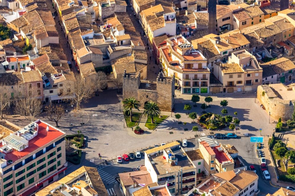 Luftaufnahme Alcudia - Turm- Bauwerk des Stadttores Porta del Moll Rest der ehemaligen, historischen Stadtmauer in Alcudia in Balearische Insel Mallorca, Spanien