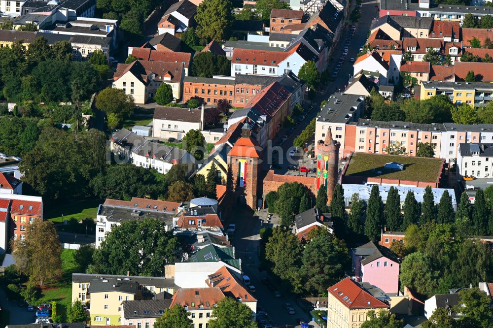 Luftbild Bernau - Turm- Bauwerk Steintor Rest der ehemaligen, historischen Stadtmauer in Bernau im Bundesland Brandenburg, Deutschland