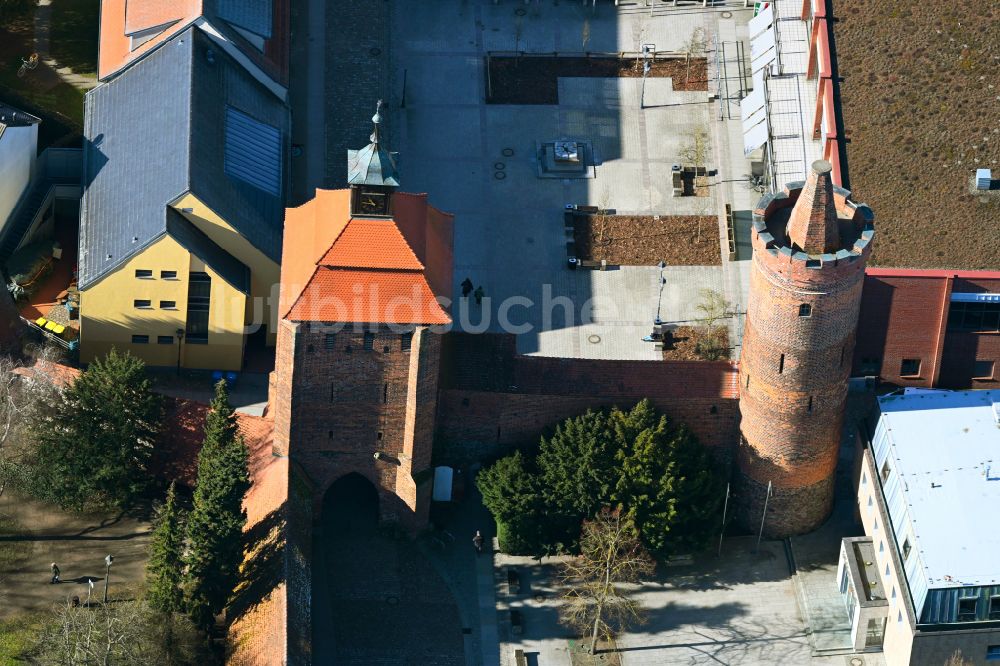 Bernau von oben - Turm- Bauwerk Steintor Rest der ehemaligen, historischen Stadtmauer in Bernau im Bundesland Brandenburg, Deutschland