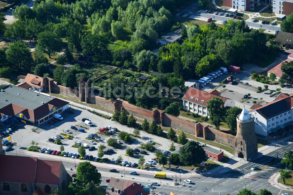 Luftbild Prenzlau - Turm- Bauwerk Stettiner Tor an der ehemaligen, historischen Stadtmauer in Prenzlau im Bundesland Brandenburg, Deutschland