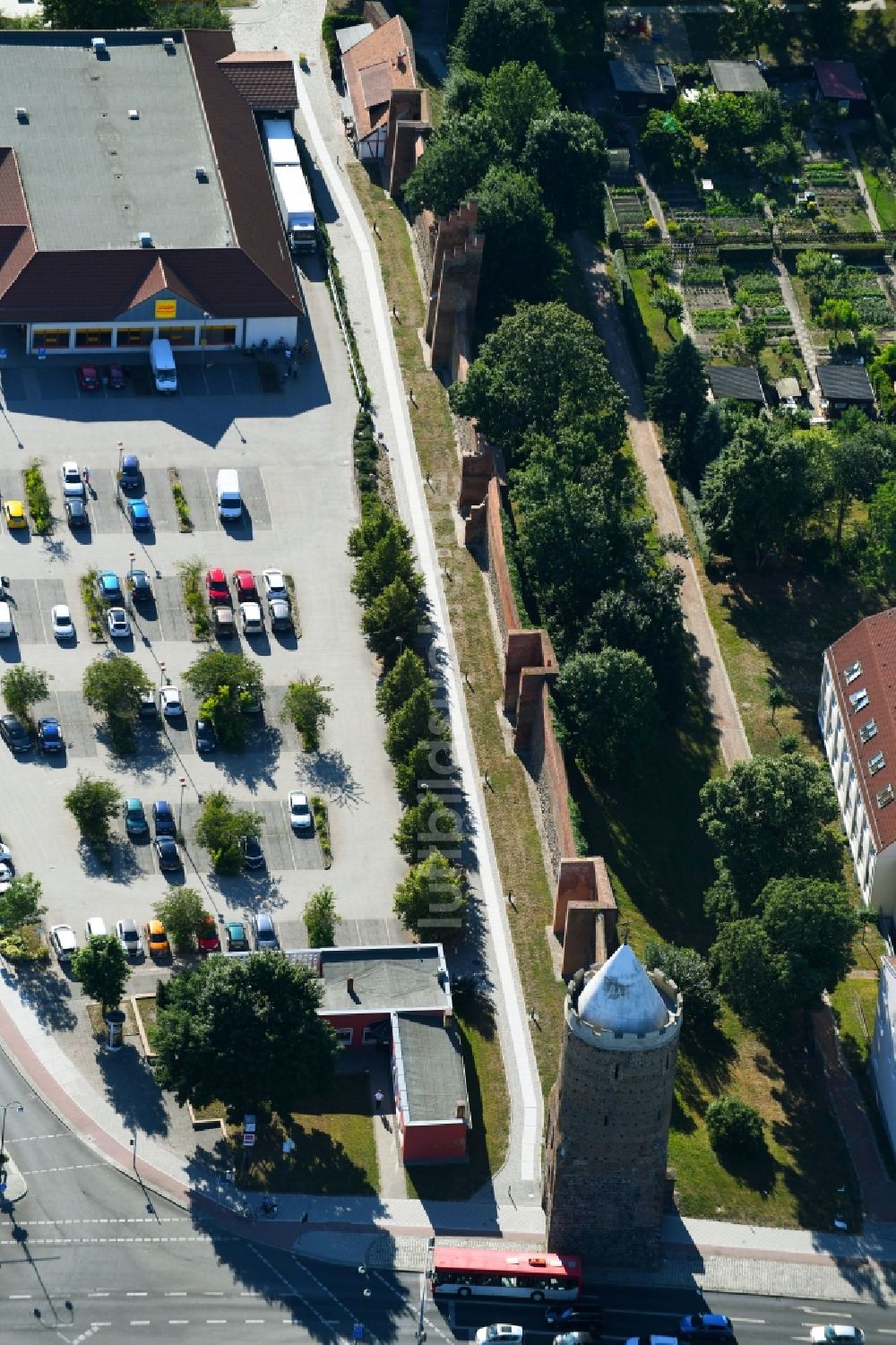 Luftaufnahme Prenzlau - Turm- Bauwerk Stettiner Tor an der ehemaligen, historischen Stadtmauer in Prenzlau im Bundesland Brandenburg, Deutschland