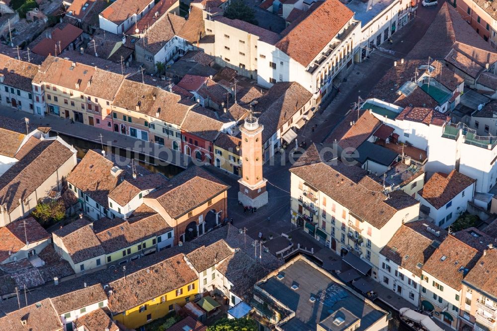 Luftaufnahme Comacchio - Turm- Bauwerk Torre Civica auf Platz zwischen engen historischen Gassen in Comacchio in Emilia-Romagna, Italien