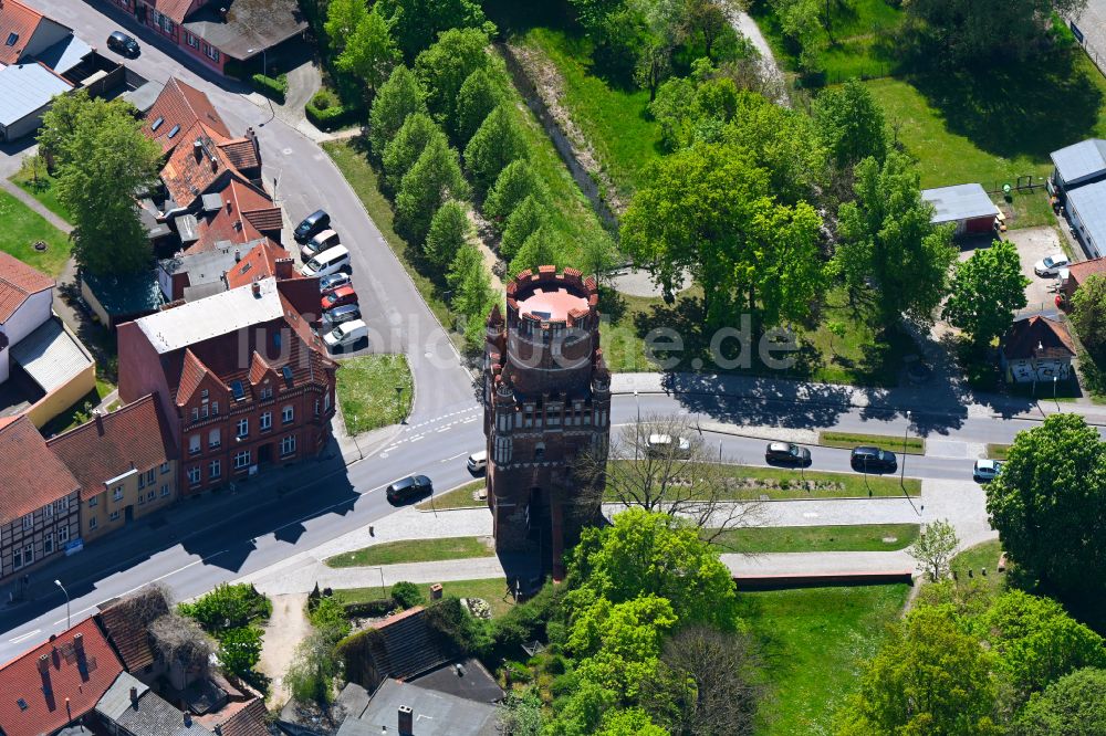 Luftaufnahme Hansestadt Stendal - Turm- Bauwerk Uenglinger Tor Rest der historischen Stadtmauer in der Hansestadt Stendal im Bundesland Sachsen-Anhalt, Deutschland