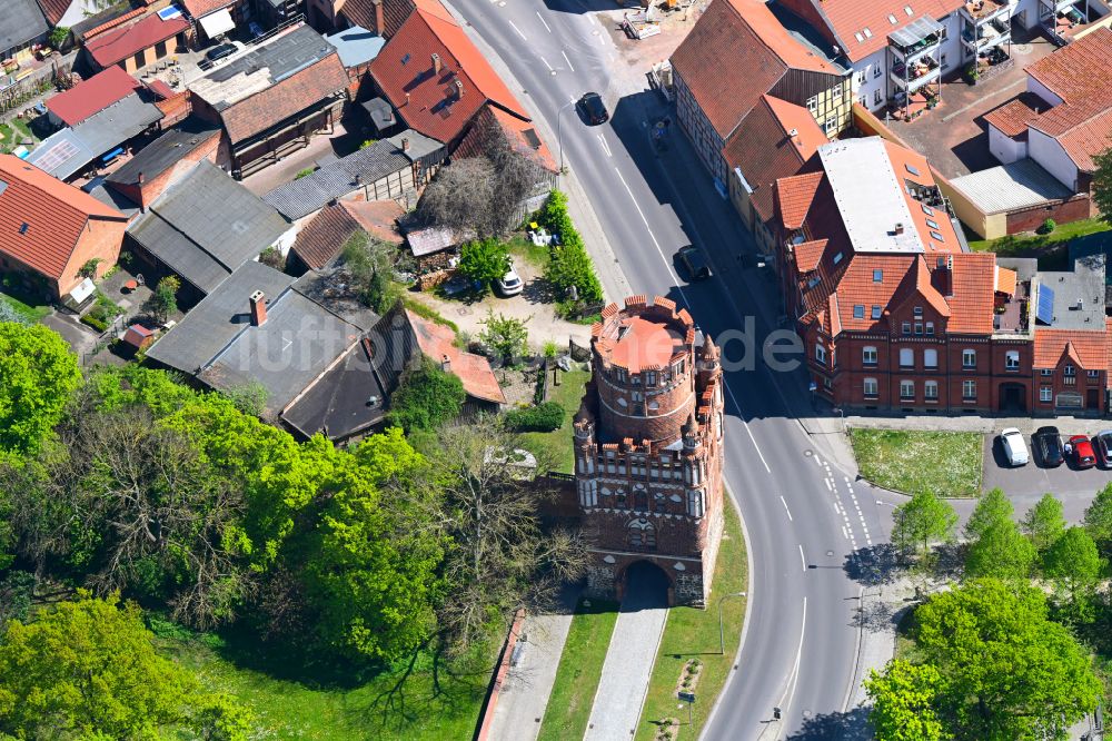 Luftbild Hansestadt Stendal - Turm- Bauwerk Uenglinger Tor Rest der historischen Stadtmauer in der Hansestadt Stendal im Bundesland Sachsen-Anhalt, Deutschland