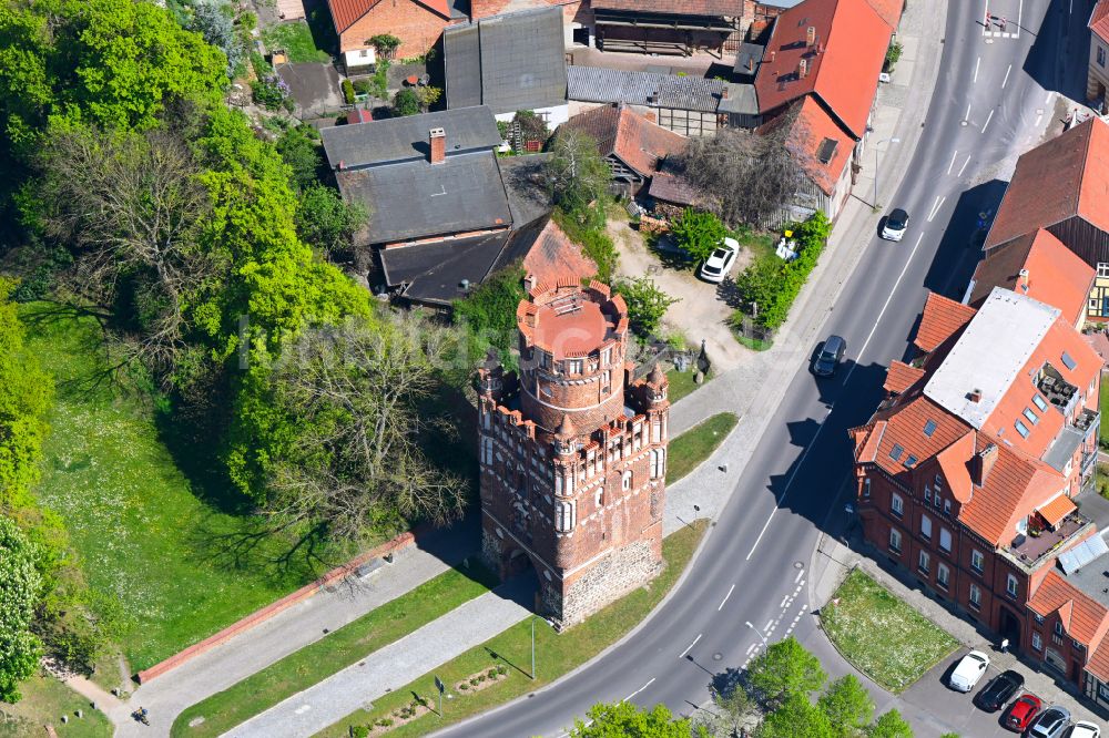 Luftaufnahme Hansestadt Stendal - Turm- Bauwerk Uenglinger Tor Rest der historischen Stadtmauer in der Hansestadt Stendal im Bundesland Sachsen-Anhalt, Deutschland