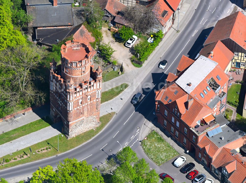 Hansestadt Stendal von oben - Turm- Bauwerk Uenglinger Tor Rest der historischen Stadtmauer in der Hansestadt Stendal im Bundesland Sachsen-Anhalt, Deutschland