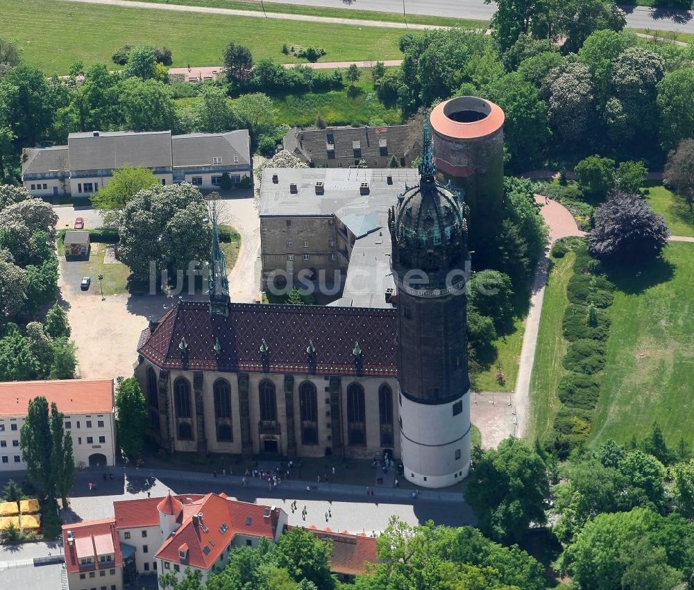 Lutherstadt Wittenberg aus der Vogelperspektive: Turm und Kirchenbauten der Schlosskirche in Wittenberg in Sachsen-Anhalt