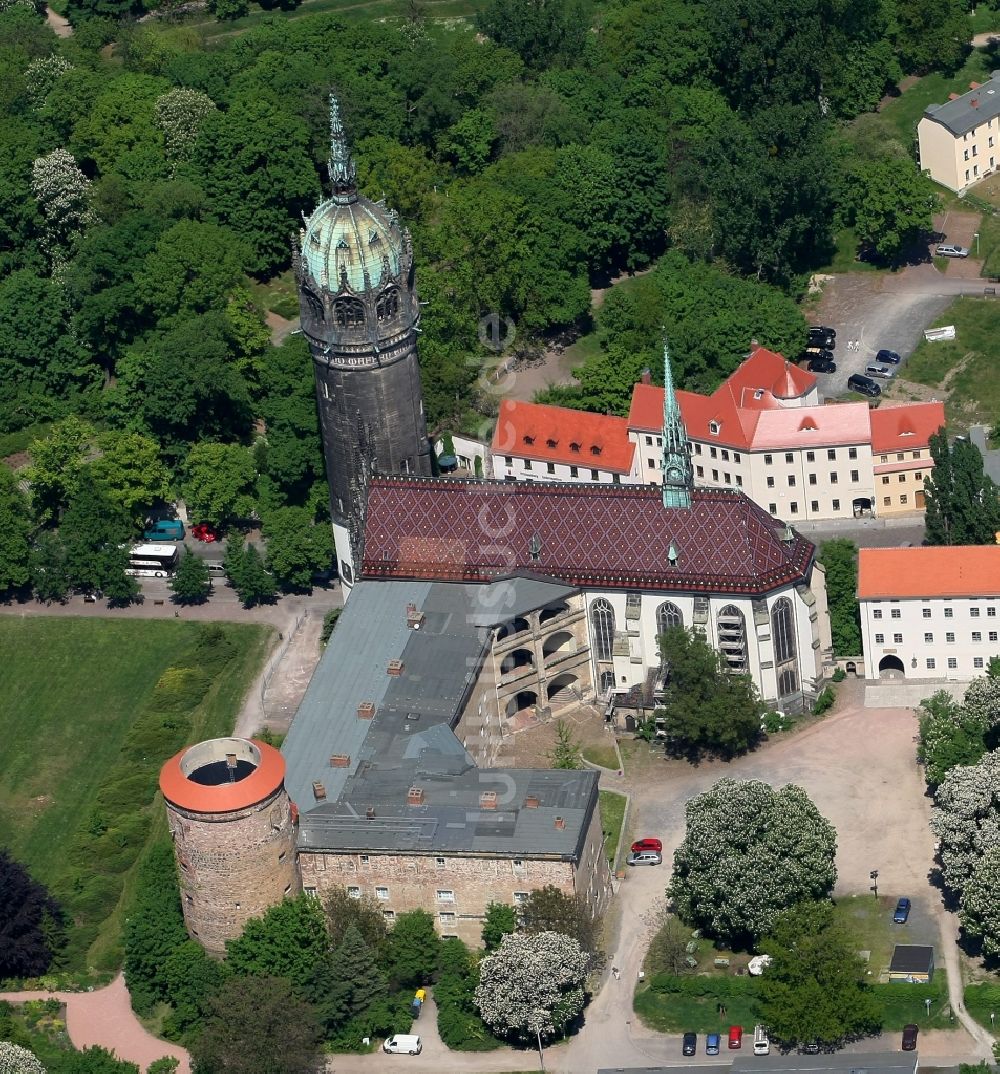 Luftbild Lutherstadt Wittenberg - Turm und Kirchenbauten der Schlosskirche in Wittenberg in Sachsen-Anhalt