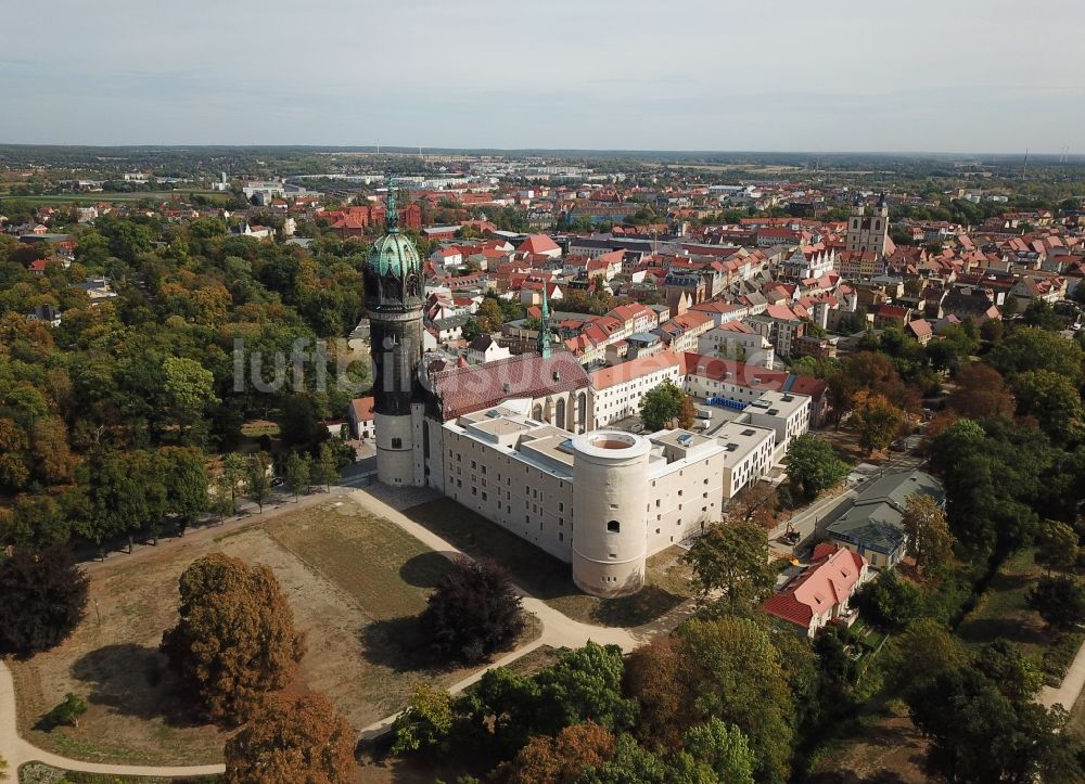 Luftbild Lutherstadt Wittenberg - Turm und Kirchenbauten der Schlosskirche in Wittenberg in Sachsen-Anhalt