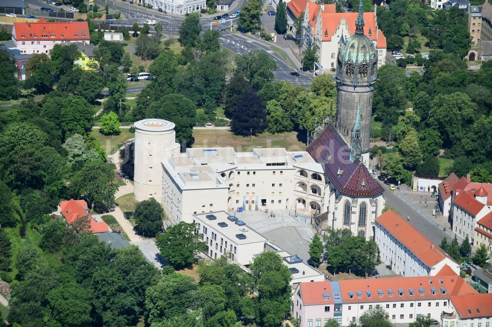 Lutherstadt Wittenberg aus der Vogelperspektive: Turm und Kirchenbauten der Schlosskirche in Wittenberg in Sachsen-Anhalt