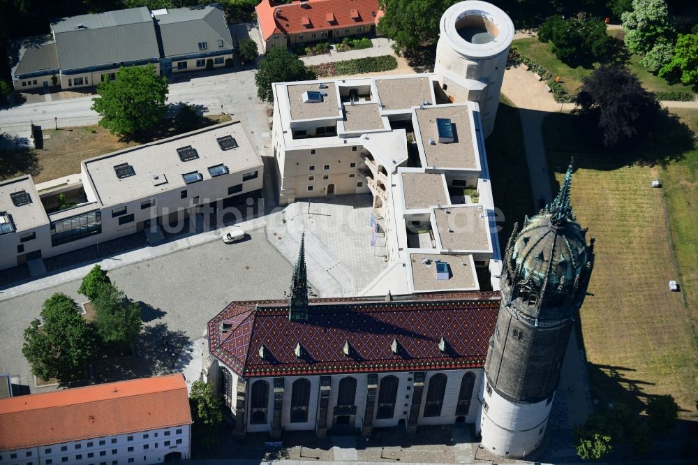 Luftaufnahme Lutherstadt Wittenberg - Turm und Kirchenbauten der Schlosskirche in Wittenberg in Sachsen-Anhalt