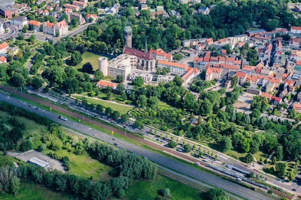 Luftaufnahme Lutherstadt Wittenberg - Turm und Kirchenbauten der Schlosskirche in Wittenberg in Sachsen-Anhalt