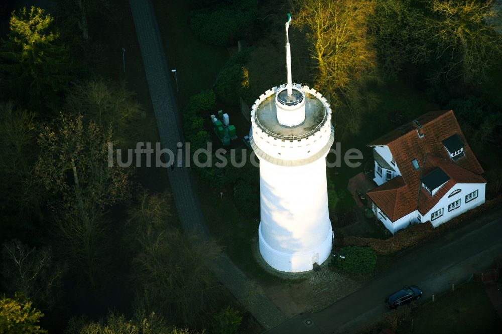 Luftbild Aumühle - Turmbauwerk des Bismarckturmes - Aussichtsturmes in Aumühle im Bundesland Schleswig-Holstein, Deutschland
