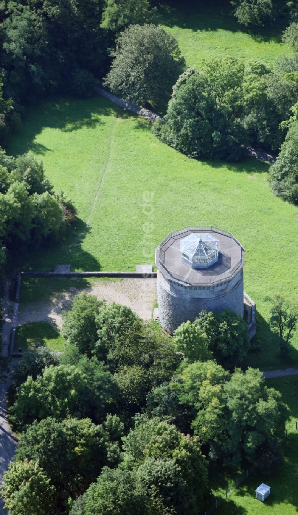 Luftaufnahme Bad Kissingen - Turmbauwerk des Bismarckturmes - Aussichtsturmes in Bad Kissingen im Bundesland Bayern, Deutschland