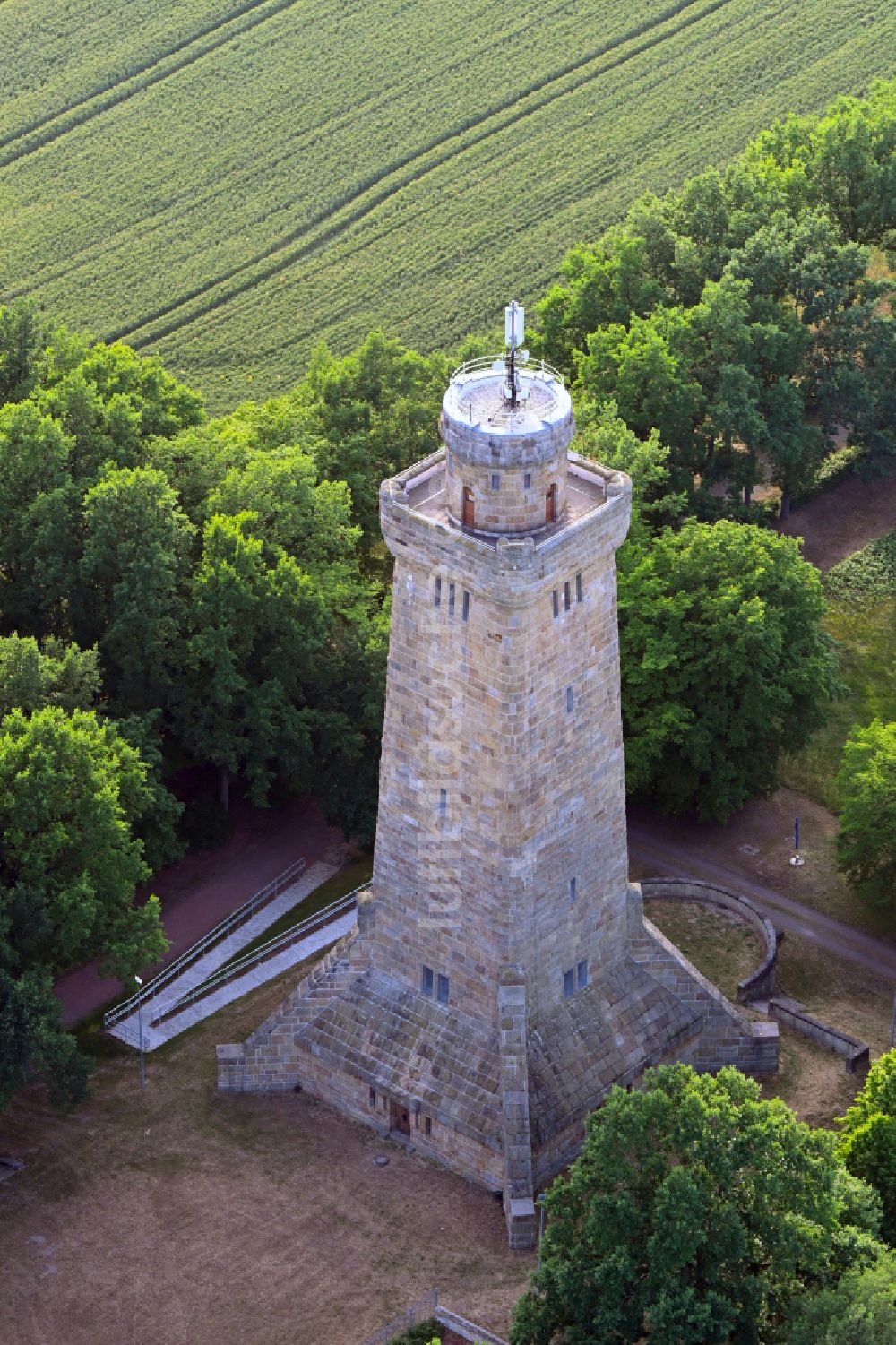 Glauchau aus der Vogelperspektive: Turmbauwerk des Bismarckturmes - Aussichtsturmes in Glauchau im Bundesland Sachsen, Deutschland