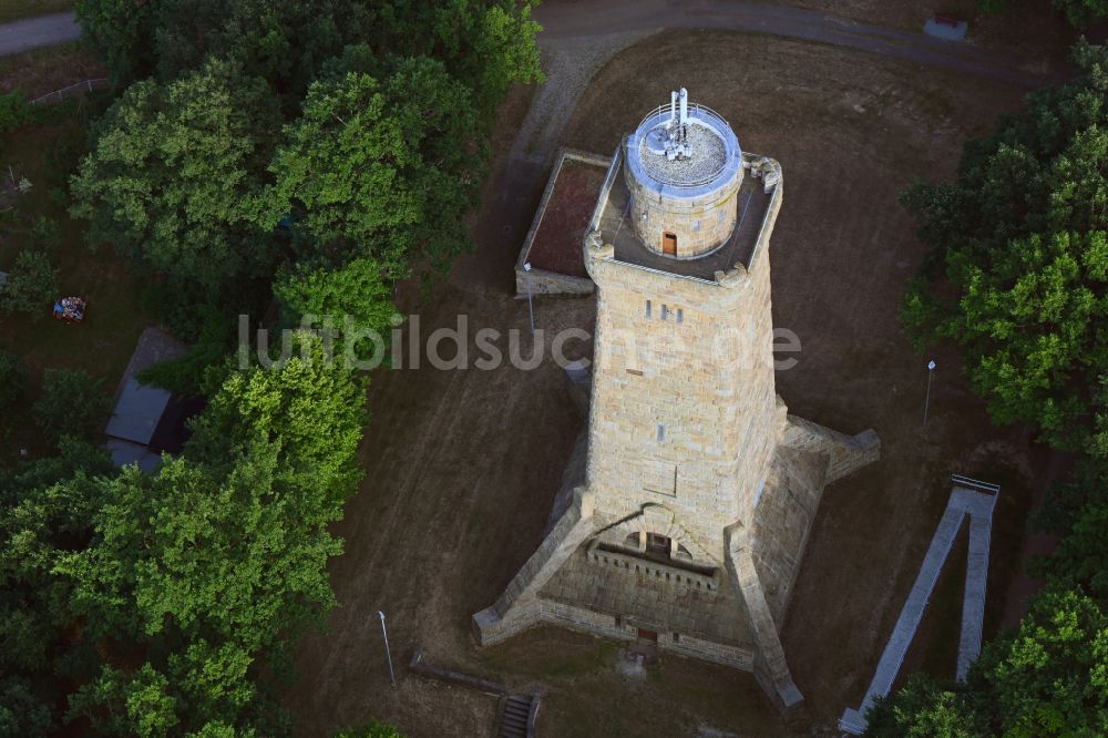 Glauchau von oben - Turmbauwerk des Bismarckturmes - Aussichtsturmes in Glauchau im Bundesland Sachsen, Deutschland