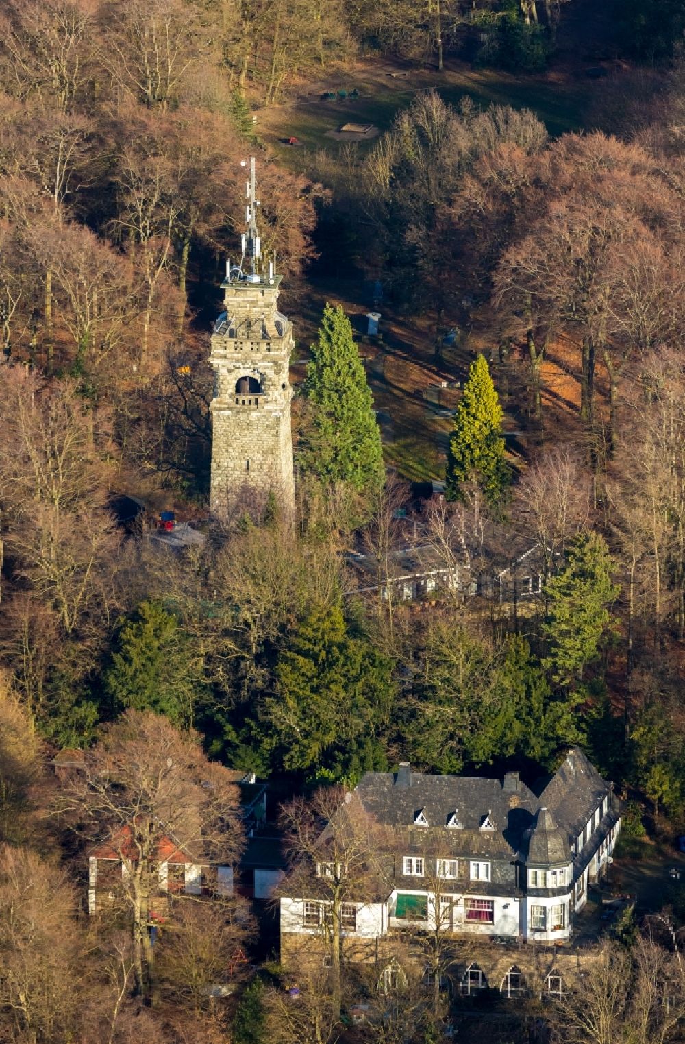 Luftaufnahme Velbert - Turmbauwerk des Bismarckturmes - Aussichtsturmes im Ortsteil Langenberg in Velbert im Bundesland Nordrhein-Westfalen, Deutschland