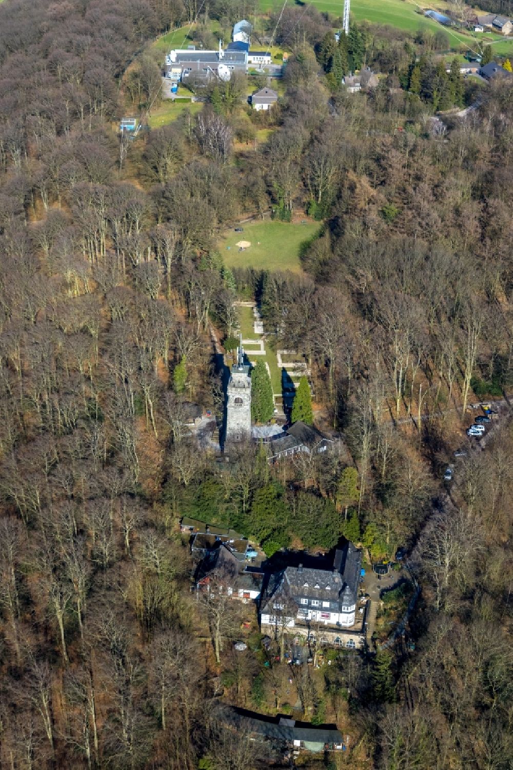 Luftbild Velbert - Turmbauwerk des Bismarckturmes - Aussichtsturmes im Ortsteil Langenberg in Velbert im Bundesland Nordrhein-Westfalen, Deutschland