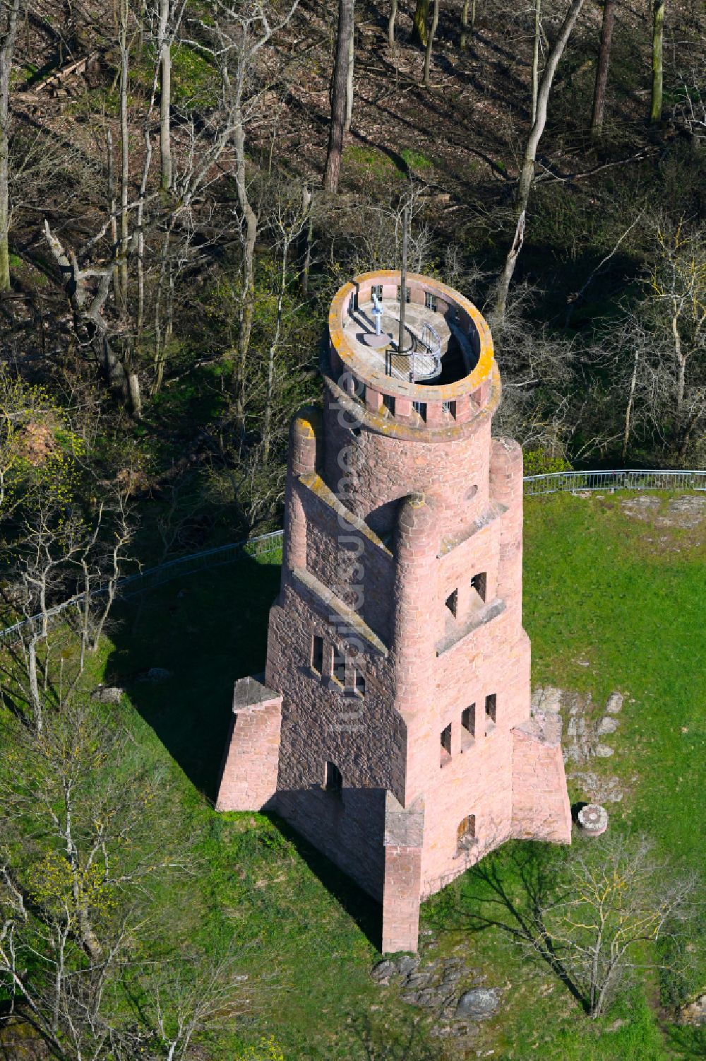 Luftaufnahme Wettin - Turmbauwerk des Bismarckturmes - Aussichtsturmes in Wettin im Bundesland Sachsen-Anhalt, Deutschland