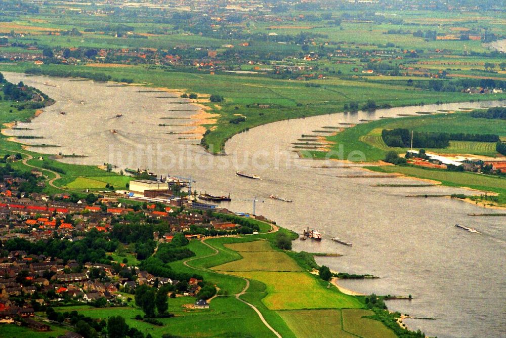Luftaufnahme Millingen aan de Rijn - Ufer entlang des Flußes Rhein in Millingen aan de Rijn in Niederlanden