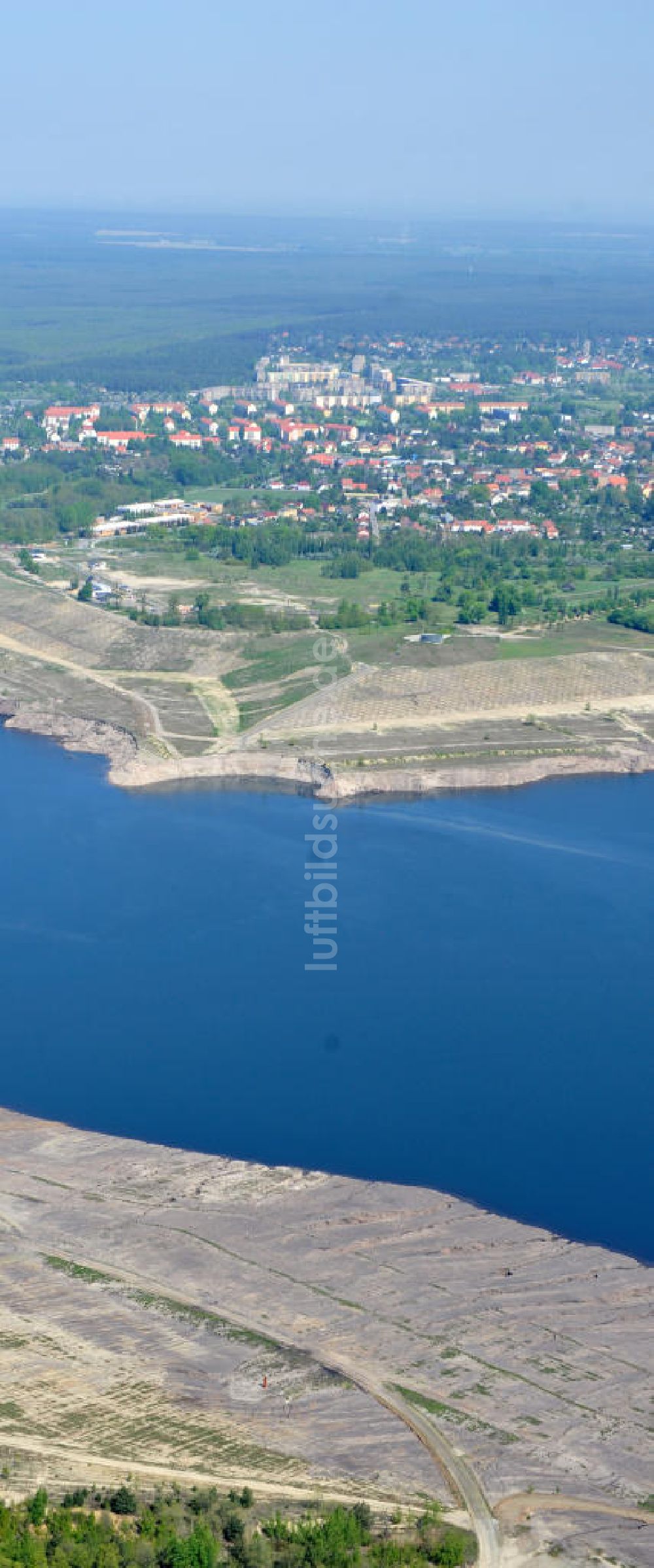 Luftaufnahme Großräschen - Ufer - Landschaften am entstehenden Ilse-See im früheren, nunmehr gefluteten Tagebau Meuro