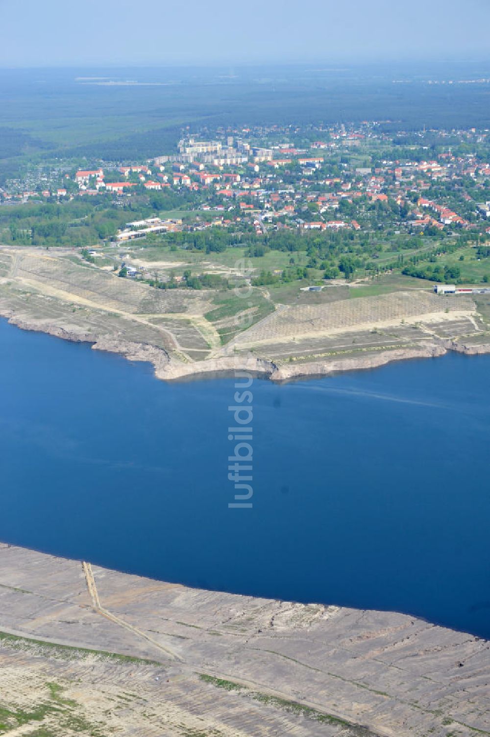 Großräschen von oben - Ufer - Landschaften am entstehenden Ilse-See im früheren, nunmehr gefluteten Tagebau Meuro
