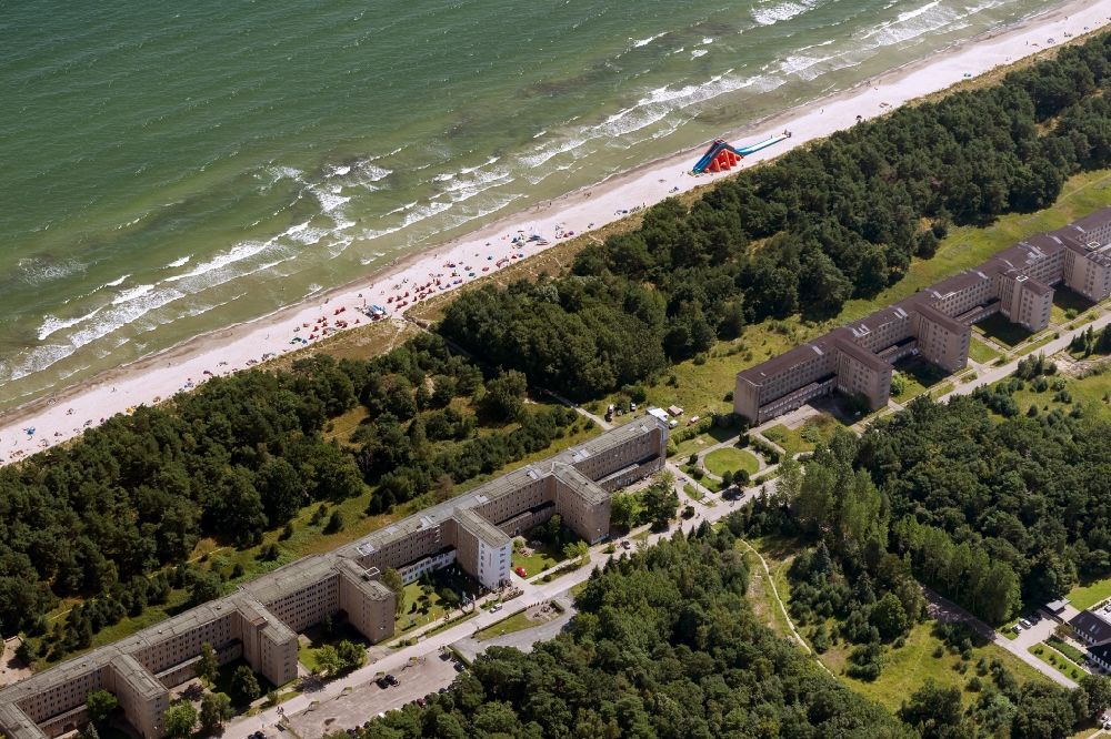 Prora von oben - Ufer der Ostsee in Prora auf der Insel Rügen in Mecklenburg-Vorpommern