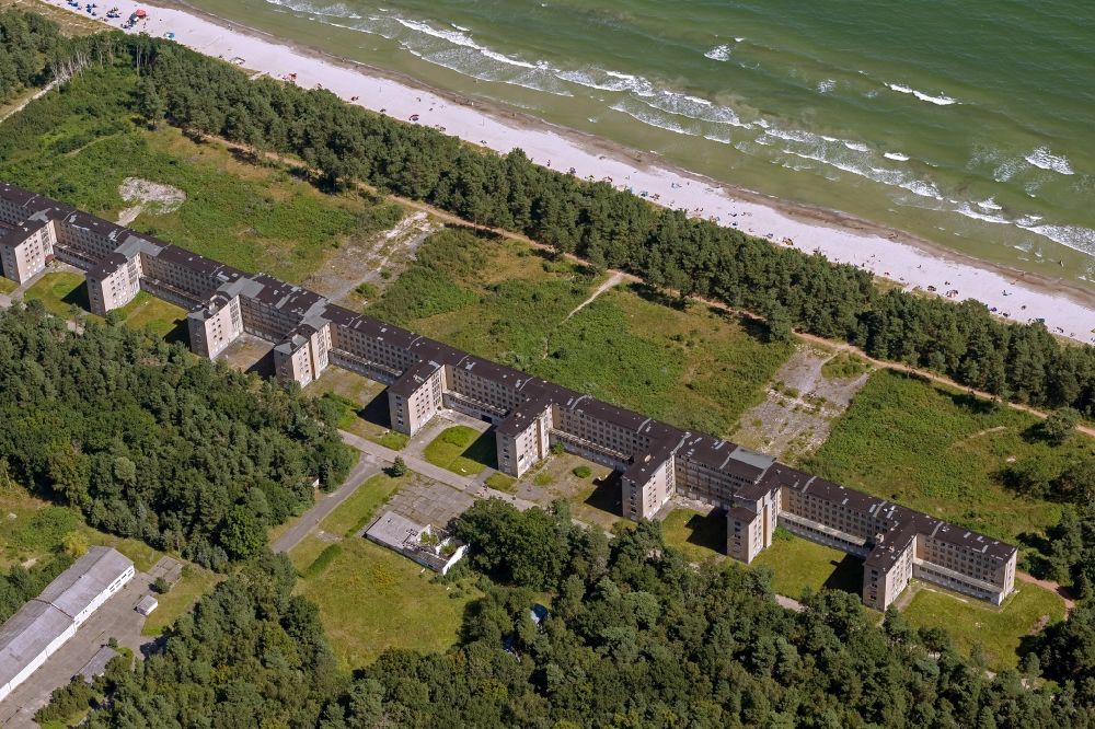 Prora von oben - Ufer der Ostsee in Prora auf der Insel Rügen in Mecklenburg-Vorpommern