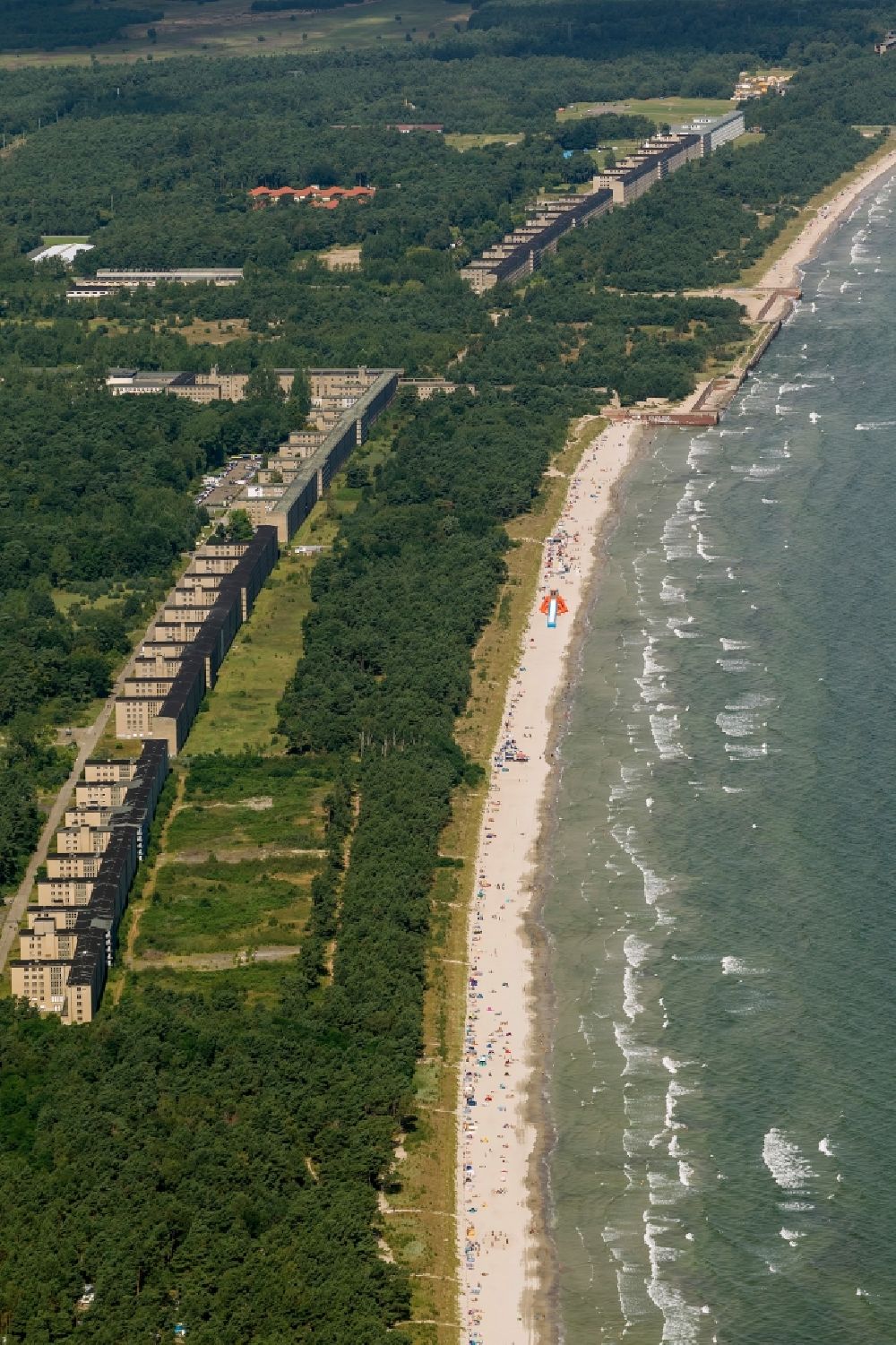 Prora aus der Vogelperspektive: Ufer der Ostsee in Prora auf der Insel Rügen in Mecklenburg-Vorpommern