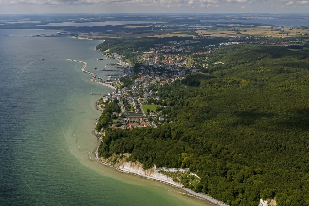 Luftaufnahme Sassnitz - Ufer der Ostsee in Sassnitz auf der Insel Rügen in Mecklenburg-Vorpommern
