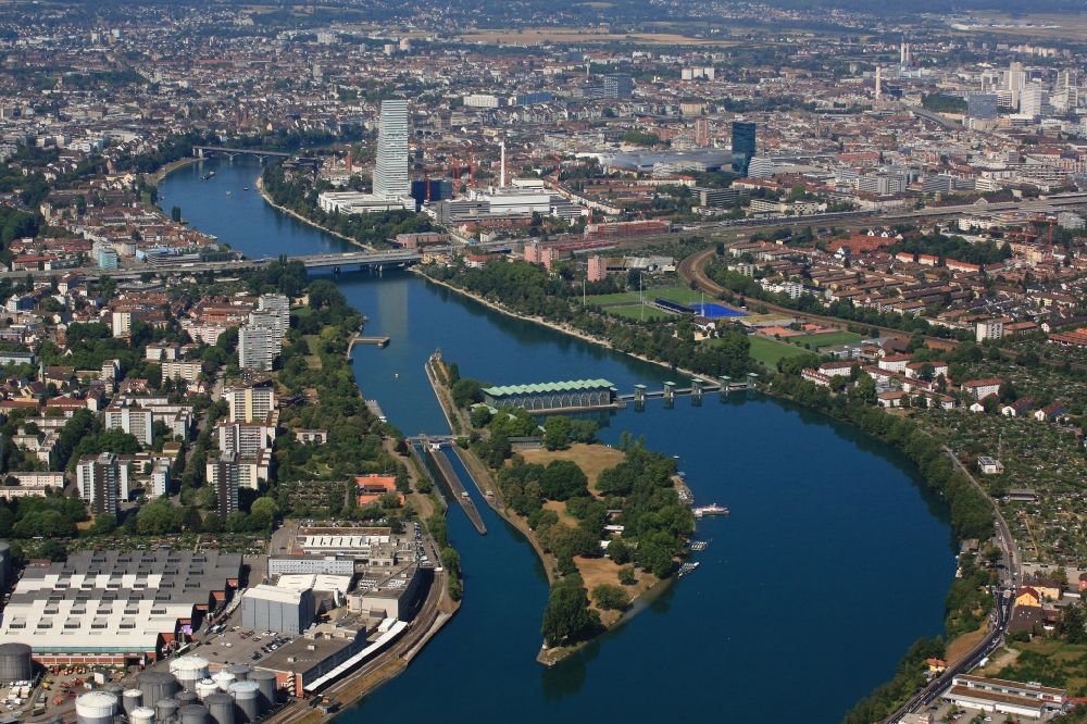 Luftaufnahme Birsfelden - Uferbereich am Flussverlauf des Rheines mit Kraftwerk, Schleuse und Rheininsel bei Birsfelden und Basel im Kanton Basel-Landschaft, Schweiz