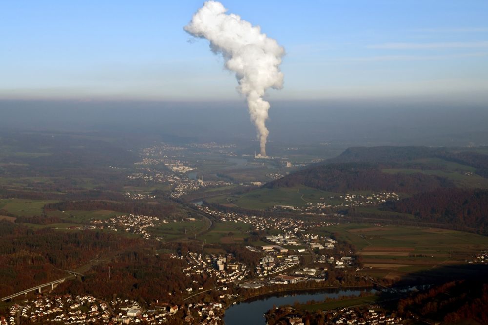 Laufenburg von oben - Uferbereich am Rhein - Flußverlauf bei Laufenburg im Bundesland Baden-Württemberg, Deutschland mit der Dampffahne das Atomkraftwerkes Leibstadt in der Schweiz