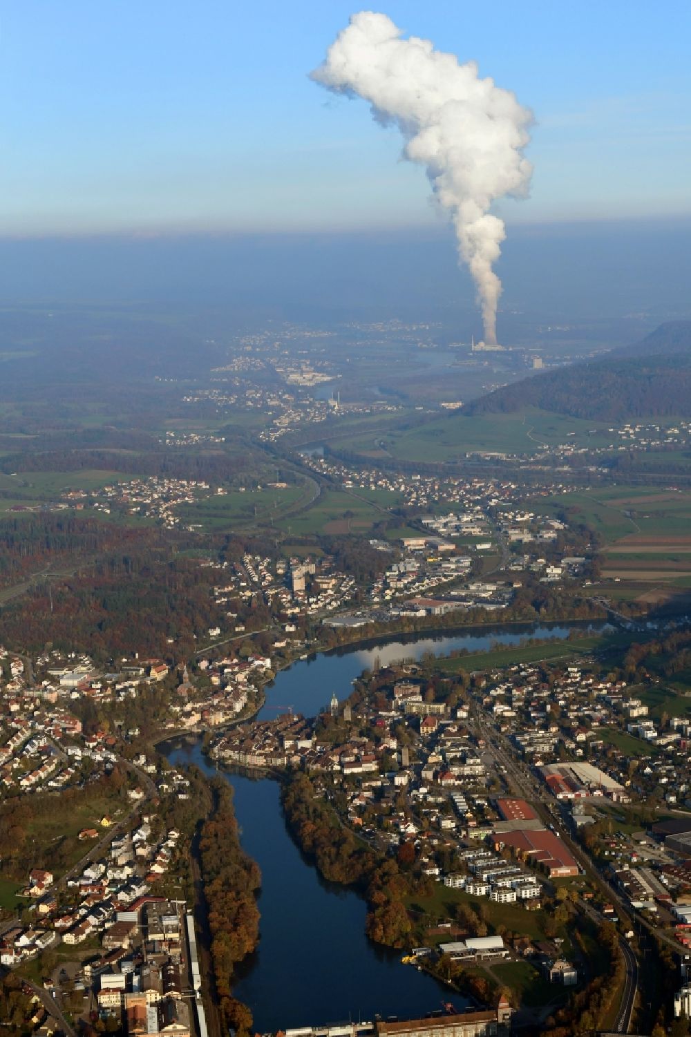 Luftbild Laufenburg - Uferbereich am Rhein - Flußverlauf bei Laufenburg im Bundesland Baden-Württemberg, Deutschland mit der Dampffahne das Atomkraftwerkes Leibstadt in der Schweiz