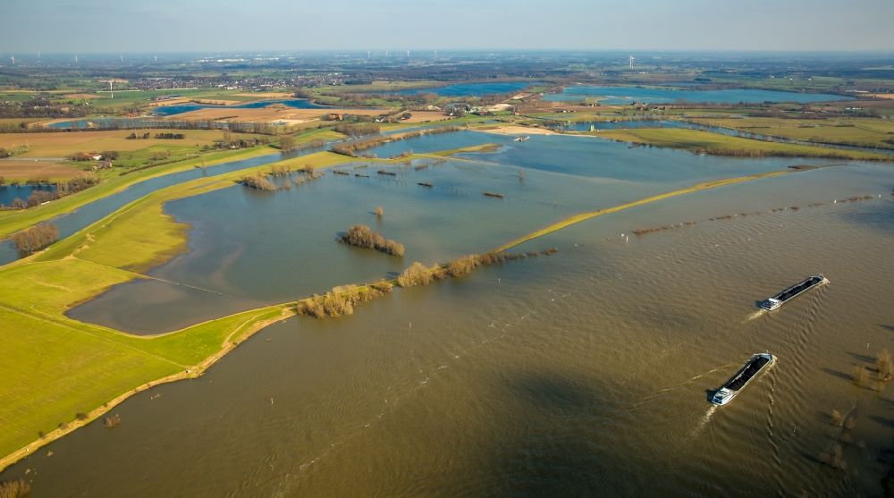 Bergswick aus der Vogelperspektive: Uferbereiche am Althrein Reeser-Eyland im Flußverlauf des Rhein in Bergswick im Bundesland Nordrhein-Westfalen