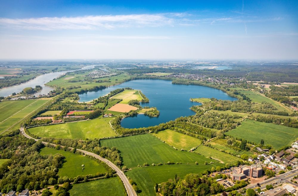 Luftbild Wesel - Uferbereiche des Auesee und Rhein bei Wesel im Bundesland Nordrhein-Westfalen, Deutschland