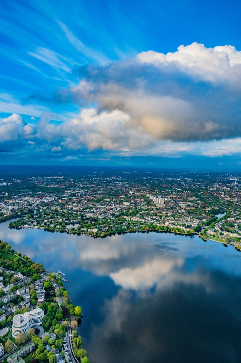 Hamburg aus der Vogelperspektive: Uferbereiche der Außenalster mit Wolkenspiegelungen im Ortsteil Uhlenhorst in Hamburg, Deutschland