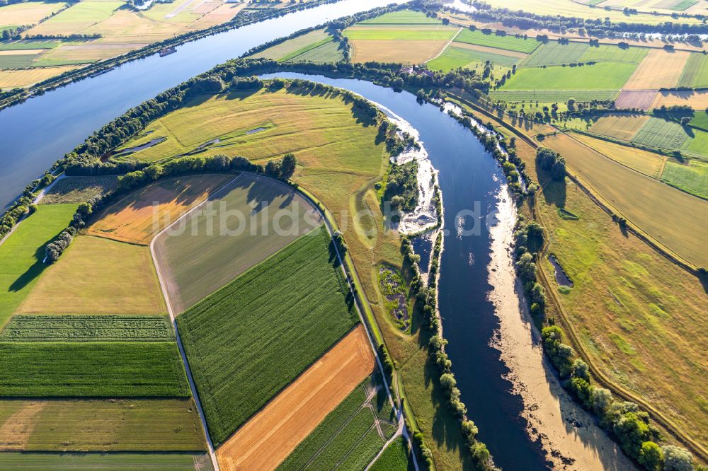 Straubing von oben - Uferbereiche an der Öberauer Donauschleife - Flußverlauf in Straubing im Bundesland Bayern, Deutschland