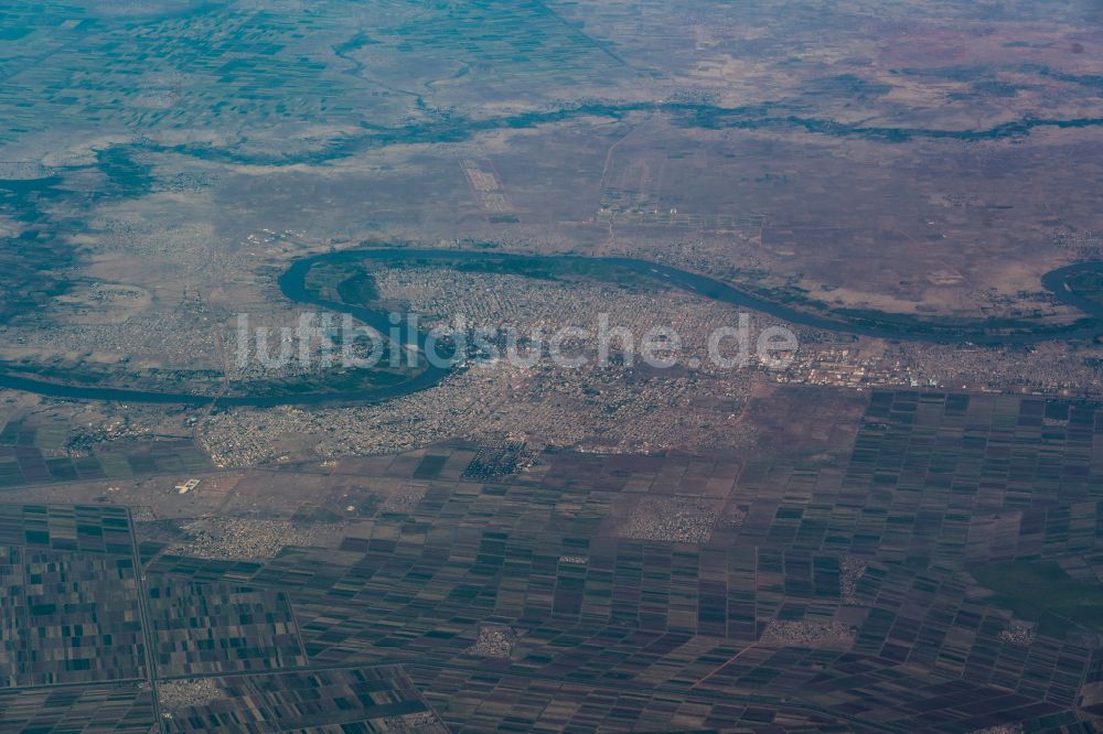 Luftaufnahme Wad Madani - Uferbereiche am Blauer Nil - Flußverlauf in Wad Madani in al-Dschazira, Sudan