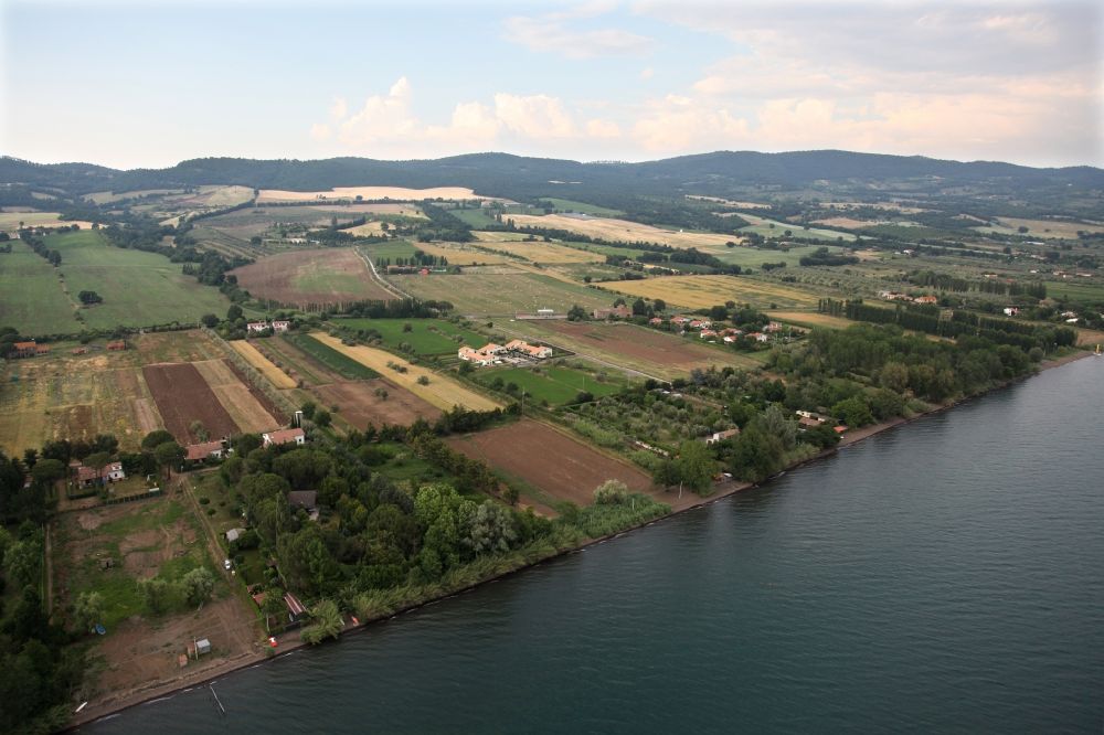 Val di Lago aus der Vogelperspektive: Uferbereiche des Bolsena Sees bei Val di Lago in Latium in Italien