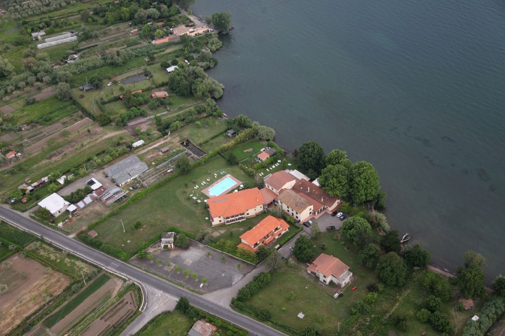 Luftaufnahme Val di Lago - Uferbereiche des Bolsena Sees bei Val di Lago in Latium in Italien