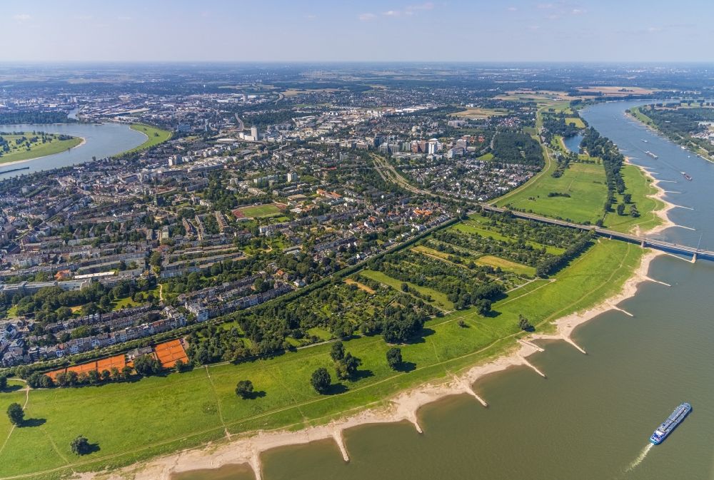 Luftbild Düsseldorf - Uferbereiche mit Bunen und Wiesen am Flußbett des Rhein in Düsseldorf im Bundesland Nordrhein-Westfalen, Deutschland