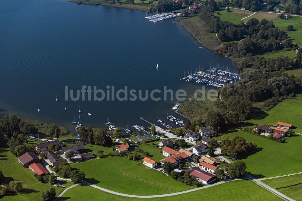 Luftaufnahme Breitbrunn am Chiemsee - Uferbereiche des Chiemsee am Uferweg in Breitbrunn am Chiemsee im Bundesland Bayern, Deutschland