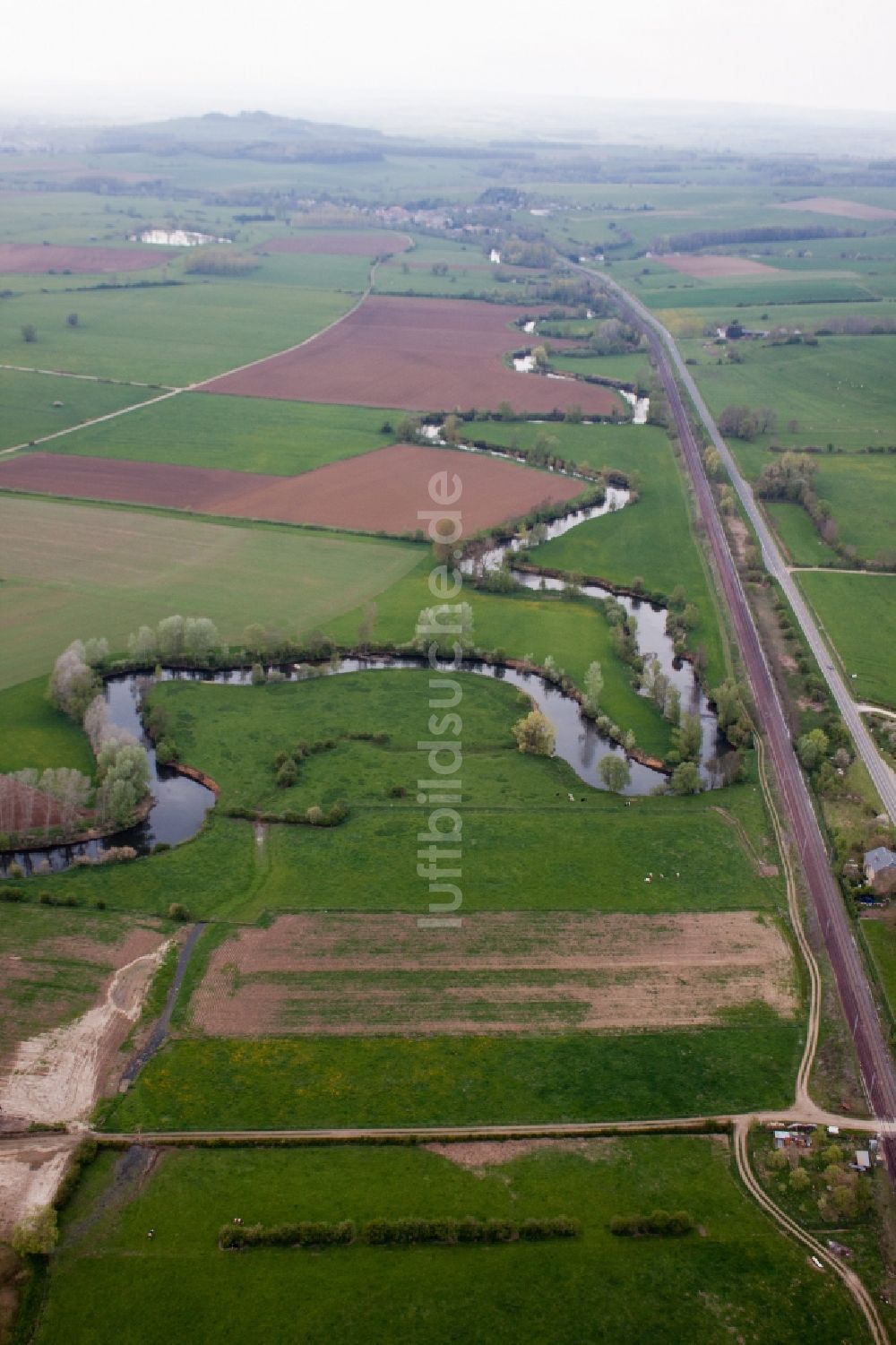 Luftbild Carignan - Uferbereiche am La Chiers Flußverlauf in Carignan in Alsace-Champagne-Ardenne-Lorraine, Frankreich