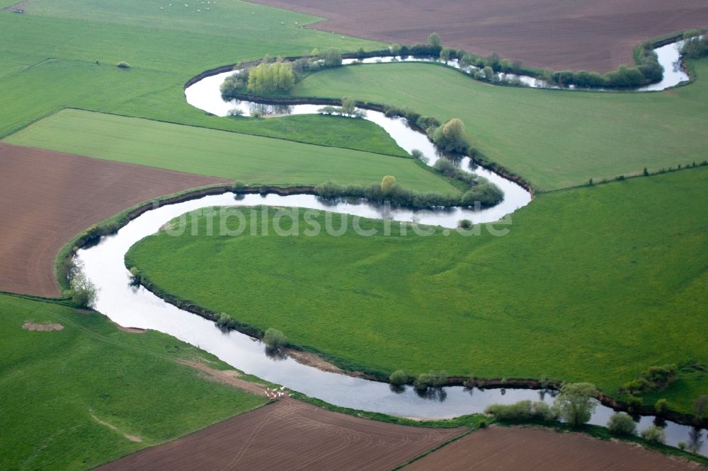 Luftaufnahme Carignan - Uferbereiche am La Chiers Flußverlauf in Carignan in Alsace-Champagne-Ardenne-Lorraine, Frankreich