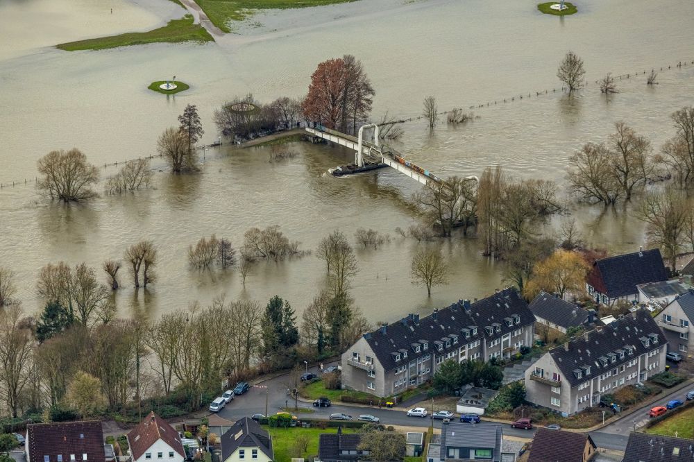 Luftbild Essen - Uferbereiche mit durch Hochwasser- Pegel überflutetem Flußbett an der Horster Ruhrbrücke in Essen im Bundesland Nordrhein-Westfalen, Deutschland