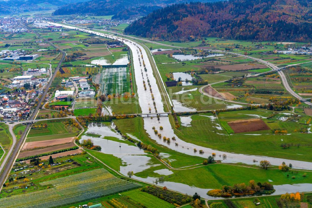 Luftaufnahme Ortenberg - Uferbereiche mit durch Hochwasser- Pegel überflutetem Flußbett der Kinzig in Ortenberg im Bundesland Baden-Württemberg, Deutschland
