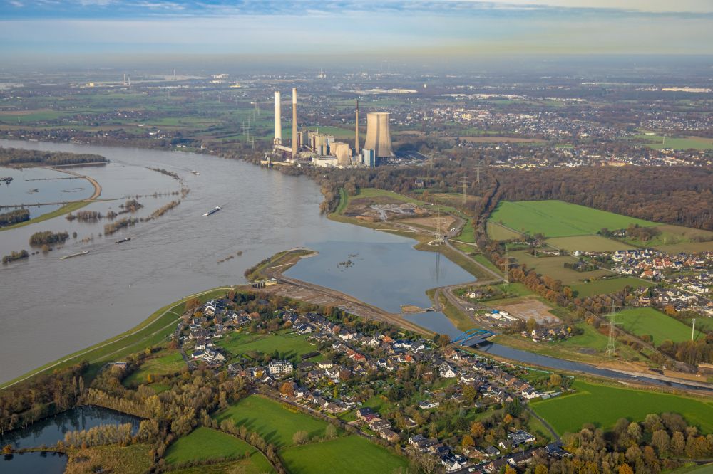 Luftbild Dinslaken - Uferbereiche mit durch Hochwasser- Pegel überflutetem Flußbett Rhein - Emschermündung in Dinslaken im Bundesland Nordrhein-Westfalen, Deutschland