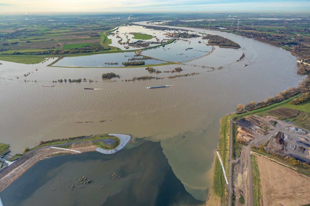 Luftbild Dinslaken - Uferbereiche mit durch Hochwasser- Pegel überflutetem Flußbett Rhein - Emschermündung in Dinslaken im Bundesland Nordrhein-Westfalen, Deutschland