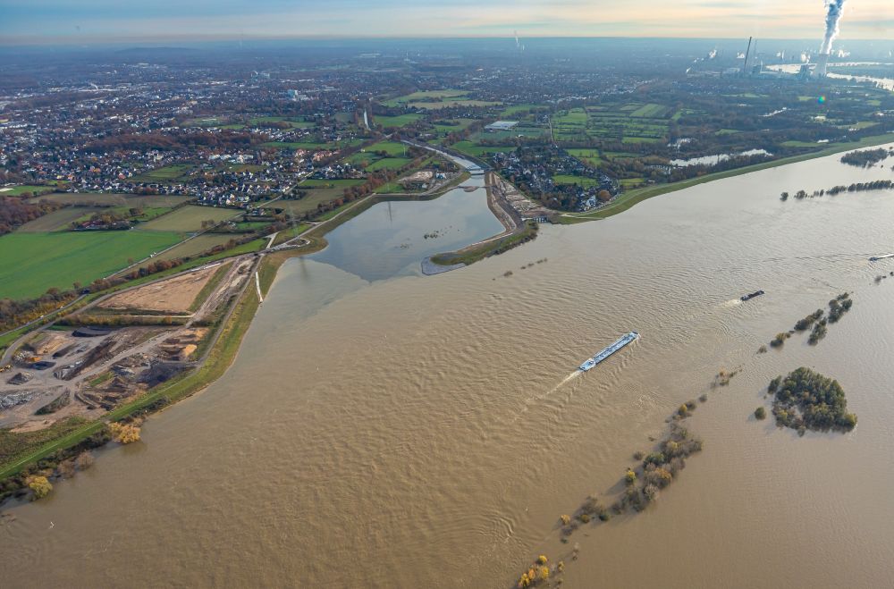 Luftaufnahme Dinslaken - Uferbereiche mit durch Hochwasser- Pegel überflutetem Flußbett Rhein - Emschermündung in Dinslaken im Bundesland Nordrhein-Westfalen, Deutschland